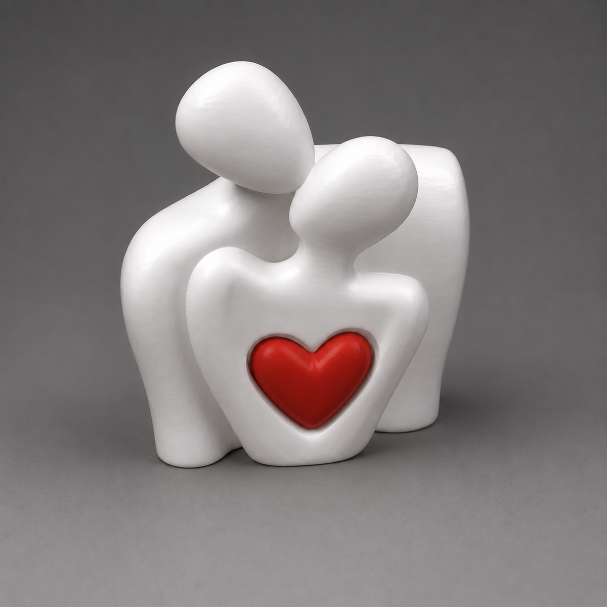 Sculpture romantique représentant un couple enlacé avec un cœur